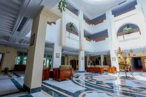 um lobby de um edifício com pilares e um lobby em Al Jazira Beach & Spa- All Inclusive - Families and Couples Only em Houmt Souk