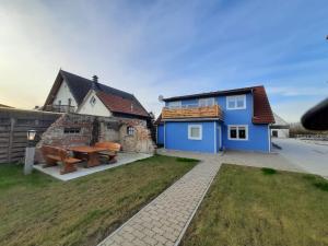 una casa blu con un tavolo da picnic di fronte di Ferienwohnung „Haus Herbert“ Wohnung „Emma“ a Langsdorf