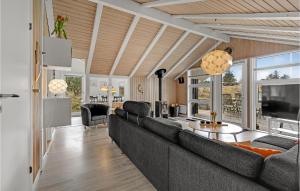 - un salon avec un grand canapé et une télévision dans l'établissement Beautiful Home In Fan With House A Panoramic View, à Fanø