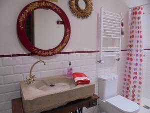 A bathroom at Casa rural Cal Fuster Experience