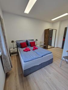 Un dormitorio con una cama con almohadas rojas. en Willa Adler Ustroń - Spokojna okolica, Blisko cntrum en Ustroń