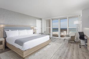 奥兰治比奇Perdido Beach Resort的一间带床的卧室，可欣赏海景