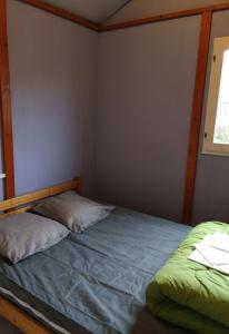 Łóżko lub łóżka w pokoju w obiekcie Camping Onlycamp Les Deux Rives