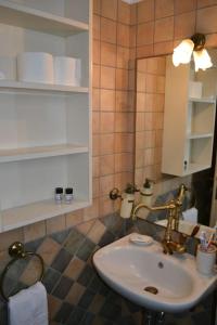 y baño con lavabo y espejo. en Blue House en Kóronos