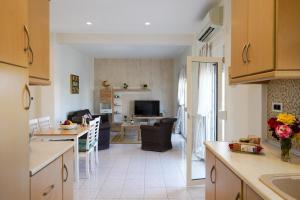 una cucina e un soggiorno con divano e tavolo di Kyriakos Apartment a Mastichárion