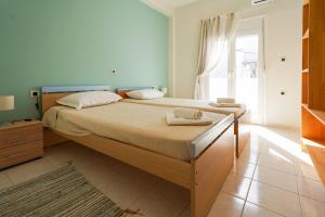 una camera con un grande letto e una finestra di Kyriakos Apartment a Mastichárion