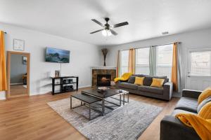 uma sala de estar com um sofá e uma mesa em The Houcation Villa em Houston