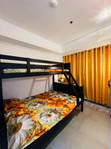 een slaapkamer met 2 stapelbedden met een bloemenbed bij AZURE URBAN RESORT Maldives tower in Manilla