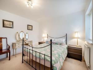 sypialnia z łóżkiem oraz 2 lampami i lustrami w obiekcie Carey w mieście Eastchurch