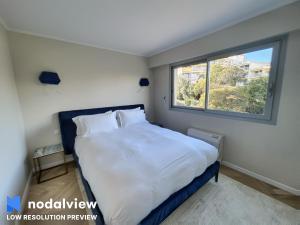 Rúm í herbergi á Cannes Appartement 3 pièces vue mer