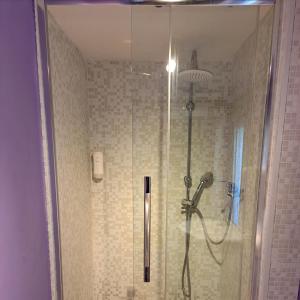 eine Dusche mit Glastür im Bad in der Unterkunft Agriturismo Il Cammino in San Vito al Torre