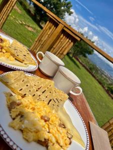 einen Tisch mit einem Teller Essen auf dem Tisch in der Unterkunft Glamping Barichara in Barichara