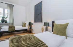 Center Dream Apartment - Netflix في كريفيلد: غرفة نوم بسريرين واريكة فيها