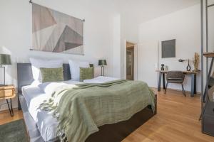 Center Dream Apartment - Netflix في كريفيلد: غرفة نوم مع سرير أبيض كبير ومكتب