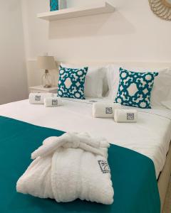 1 dormitorio con 2 camas y almohadas azules y blancas en Pátio 29 - Guest House, en Viana do Castelo