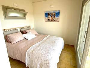 Posteľ alebo postele v izbe v ubytovaní Apartamentos Lu, Playa de Pals