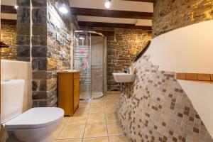 Koupelna v ubytování Casa Dieste Apartamentos Turísticos en Boltaña + 37 fotografií