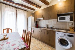 Kuchyň nebo kuchyňský kout v ubytování Casa Dieste Apartamentos Turísticos en Boltaña