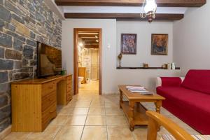 TV a/nebo společenská místnost v ubytování Casa Dieste Apartamentos Turísticos en Boltaña