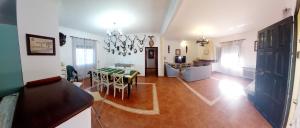 - un salon avec une table et une salle à manger dans l'établissement HUERTA TIO PIPA, à Aznalcázar