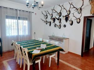 une salle à manger avec une table et quelques bois sur le mur dans l'établissement HUERTA TIO PIPA, à Aznalcázar