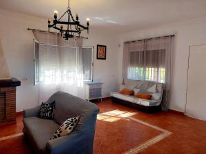 - un salon avec un canapé et un lustre dans l'établissement HUERTA TIO PIPA, à Aznalcázar