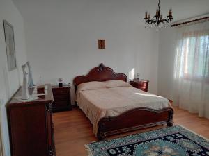 a bedroom with a bed and a dresser and a table at Villa Nadia in Dolo