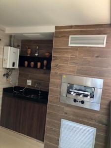 cocina con encimera, fregadero y encimera en Praia dos Anjos Residence Clube, en Arraial do Cabo
