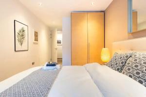 a bedroom with a white bed and a closet at Cosy and modern apartment in the heart of Dublin in Dublin