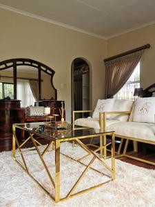 een woonkamer met een bank en een tafel bij Exclusive Private Room in Joburg No loadshedding in Johannesburg