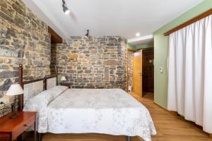 Postel nebo postele na pokoji v ubytování Casa Dieste Apartamentos Turísticos en Boltaña