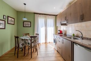 Kuchyň nebo kuchyňský kout v ubytování Casa Dieste Apartamentos Turísticos en Boltaña