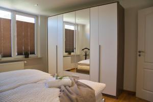 um quarto com um espelho grande e uma cama em MS-Apartments I Ferienhaus Sielterrasse Ditzum em Ditzum