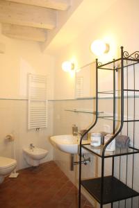 y baño con lavabo y aseo. en La casa di Elvira2, en Castelnuovo Berardenga