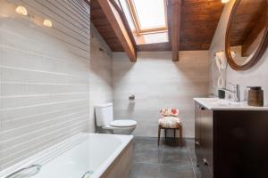 Koupelna v ubytování Casa Dieste Apartamentos Turísticos en Boltaña
