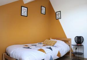Postel nebo postele na pokoji v ubytování Commerces Alentours et Proche Eurotunnel