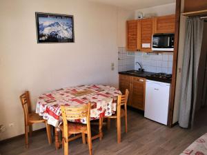 Dapur atau dapur kecil di Appartement Auris, 1 pièce, 4 personnes - FR-1-297-58