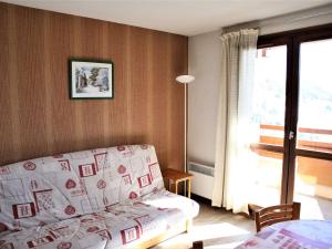 オリにあるAppartement cosy 2 pièces cabine, 4 pers, à 400m des pistes, parking inclus - FR-1-297-58のソファと窓のあるリビングルーム