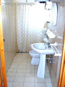 サルヴェにあるVilla Emidioのバスルーム(洗面台、トイレ、シャワー付)