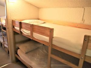 a couple of bunk beds in a room at Appartement Auris, 2 pièces, 4 personnes - FR-1-297-65 in Auris