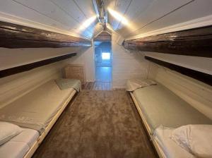 מיטה או מיטות קומותיים בחדר ב-Fully equipped beautiful cottage
