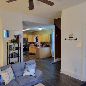 uma sala de estar com um sofá azul e uma cozinha em Central 1 Bd in Fountain Square- Walk 5 Min to Downtown em Indianápolis