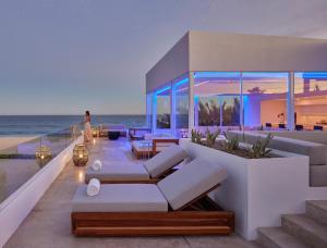 sala de estar con vistas al océano en Viceroy Los Cabos en San José del Cabo