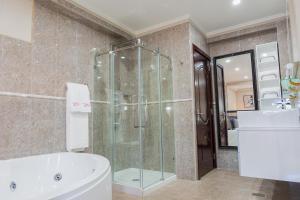 Bilik mandi di Myah's Hotel