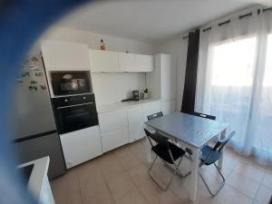 Kuchnia lub aneks kuchenny w obiekcie Sous le soleil des Alpilles
