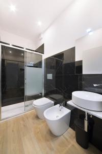 La salle de bains est pourvue de toilettes, d'un lavabo et d'une douche. dans l'établissement Incantevole Veranda Panoramica, à Albenga