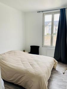 uma cama branca num quarto com uma janela em Maison Individuelle Cozy Asterix, CDG, Paris, Disney, Olympic Games 2024 em La Chapelle-en-Serval