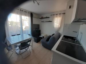 Kuchnia lub aneks kuchenny w obiekcie Sous le soleil des Alpilles