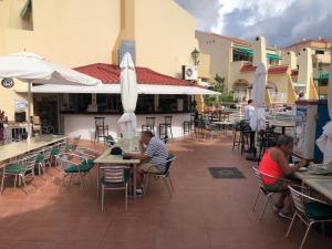 un groupe de personnes assises à table dans un restaurant dans l'établissement Mare Verde A10, à Adeje