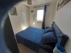 Łóżko lub łóżka w pokoju w obiekcie Sous le soleil des Alpilles